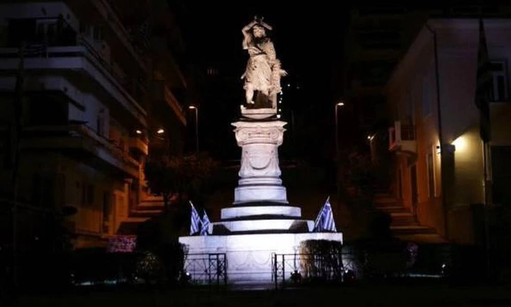 Λαμία: Φωταγωγήθηκε ο ανδριάντας του Αθανάσιου Διάκου